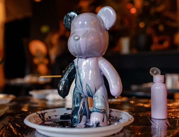 Роспись Мишки Bearbricks В Технике Флюид-арт