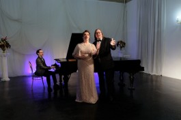 Эта Женщина в Окне с Фуршетом к Празднику