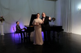 Эта Женщина в Окне с Фуршетом к Празднику