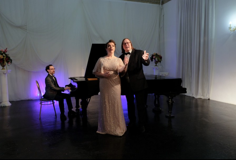 Эта Женщина в Окне с Фуршетом к Празднику