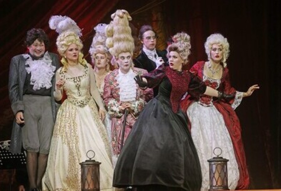 Директор Театра. Песни Катулла