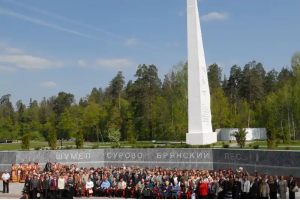 Шумел сурово Брянский лес — на мемориал  Партизанская поляна