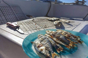 Морская рыбалка в открытом море с приготовлением улова