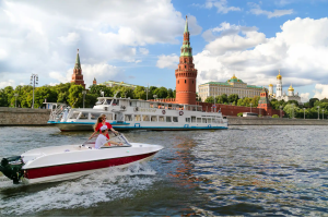 По центру Москвы на катере Шустрый без капитана, на 1-4 человека
