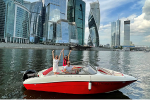 По центру Москвы на катере Стремительный с капитаном, на 1-7 человек