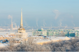 Новогодние огни с бокалом шампанского и подарками