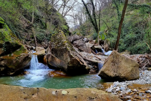 Водопады и лагуны Дедеркой