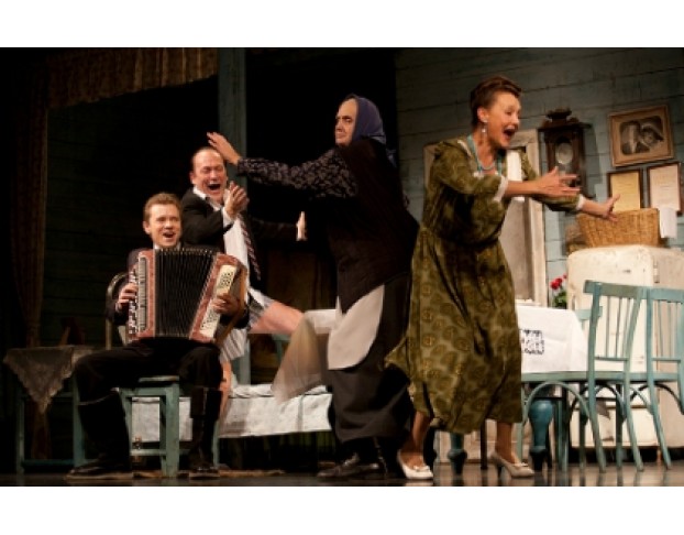 Семейный Портрет с Посторонним