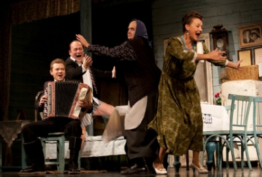 Семейный Портрет с Посторонним