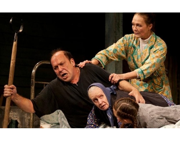 Семейный Портрет с Посторонним