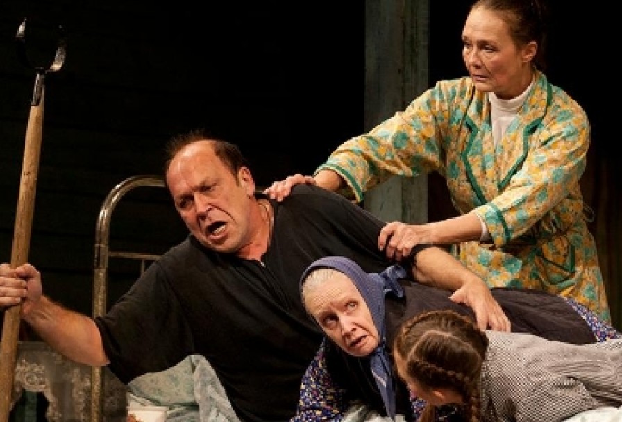 Семейный Портрет с Посторонним