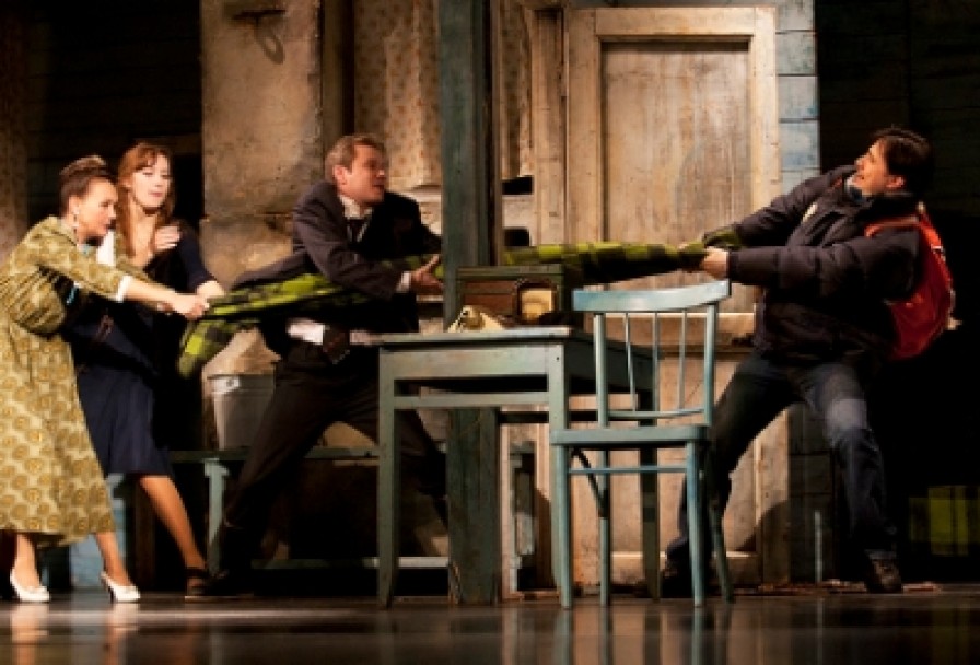 Семейный Портрет с Посторонним