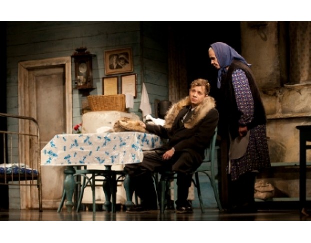 Семейный Портрет с Посторонним