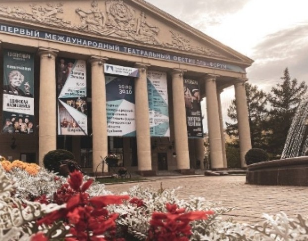 в Главной Роли – Театр