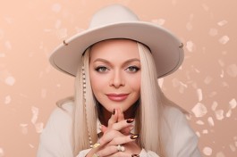 Лариса Долина