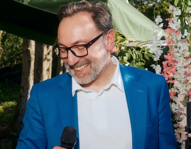 Живой Француз Поет Свою Францию