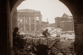 Живые и Мертвые. Солдатами не Рождаются