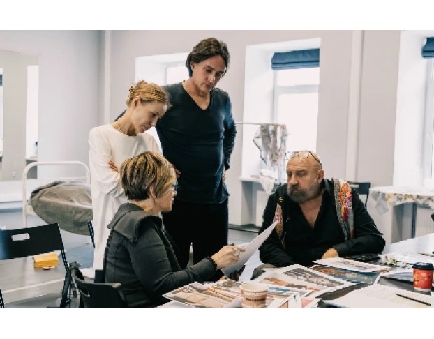 Двое на Качелях