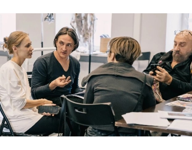 Двое на Качелях