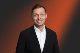 Виктор Комаров