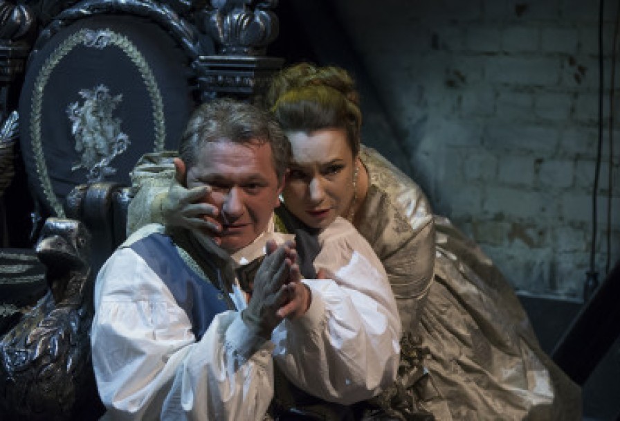 Любовь у Трона