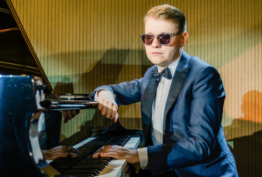 Олег Аккуратов