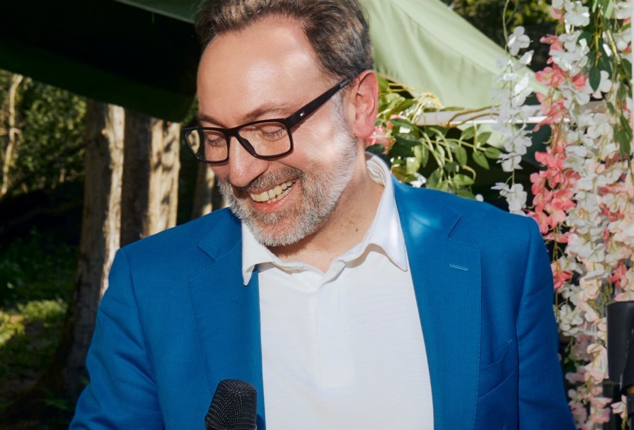 Живой Француз Поет Свою Францию