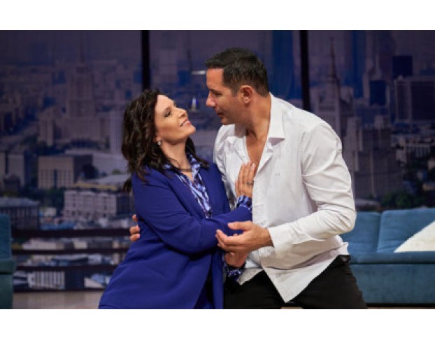 Обними Меня