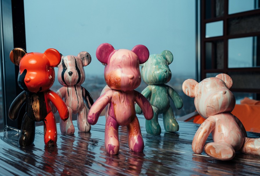 Роспись Мишки Bearbricks в Технике Флюид-Арт с Видом на Неву