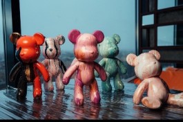 Роспись Мишки Bearbricks в Технике Флюид-Арт с Видом на Неву