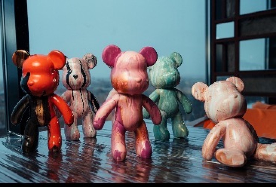 Роспись Мишки Bearbricks в Технике Флюид-Арт с Видом на Неву