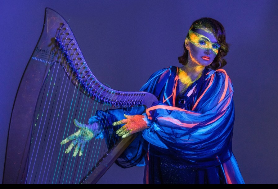 Арфа в Темноте. под Звездами