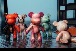 Роспись Мишки Bearbricks в Технике Флюид-Арт в Ресторане Сплетни Бар Анны Асти