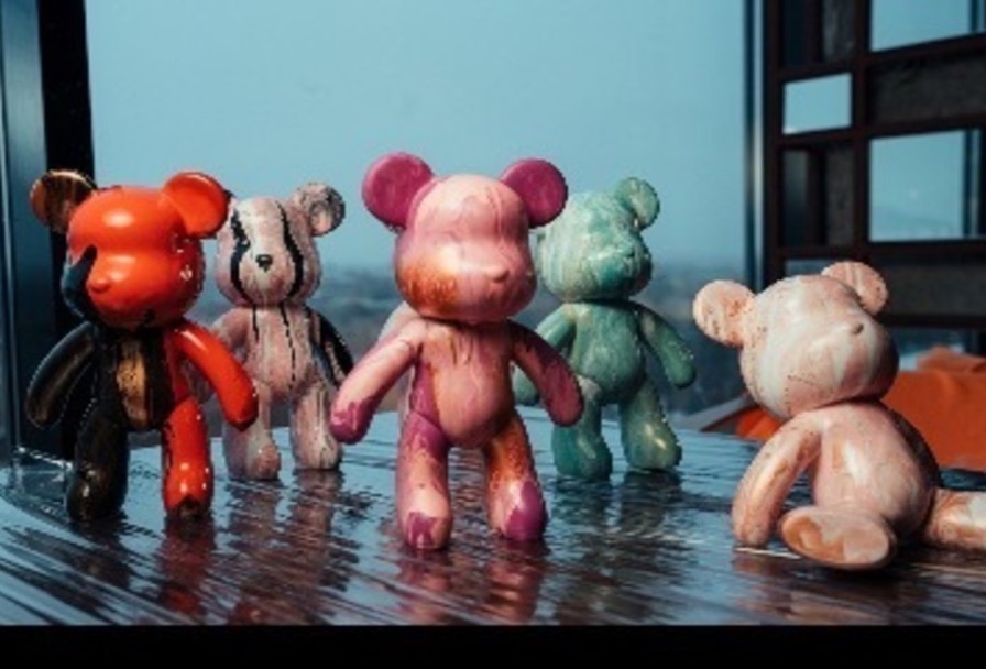 Роспись Мишки Bearbricks в Технике Флюид-Арт в Ресторане Сплетни Бар Анны Асти