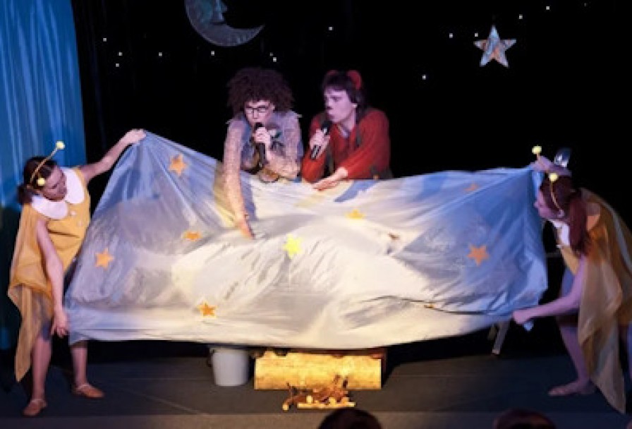 Встретил Ежик Медвежонка