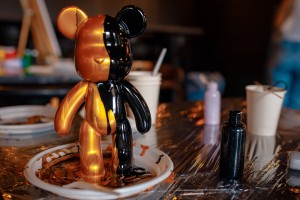 Роспись Мишки Bearbricks В Технике Флюид-арт