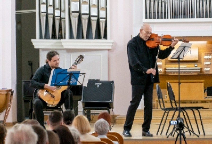 под Сияющим Солнцем