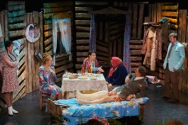 Семейный Портрет с Посторонним