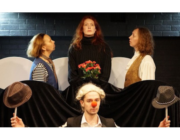 Дама, Чьё Место по Центру