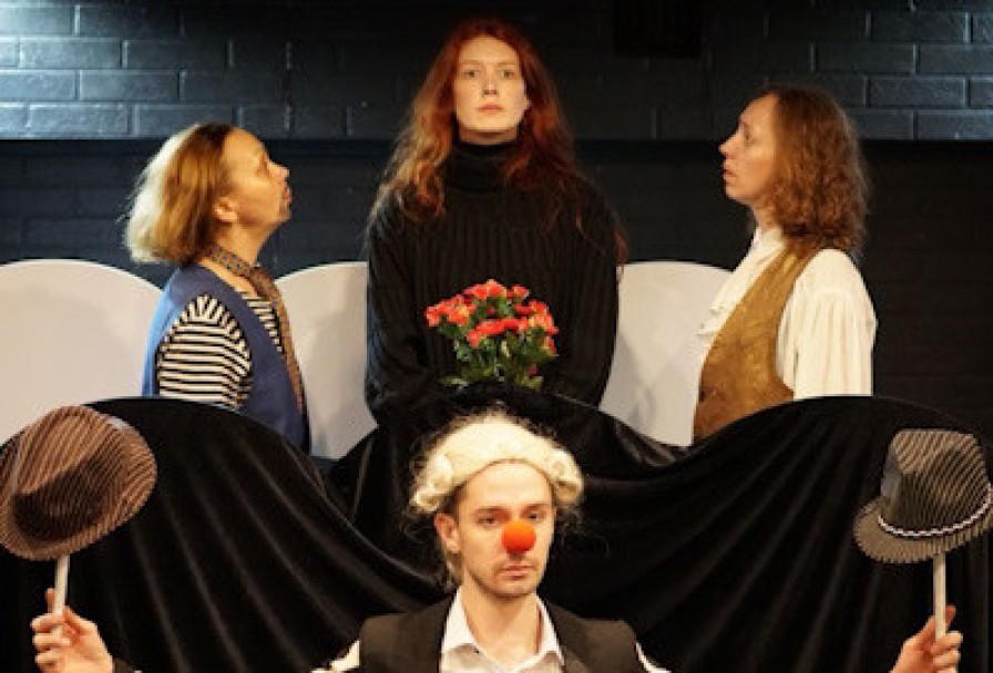 Дама, Чьё Место по Центру