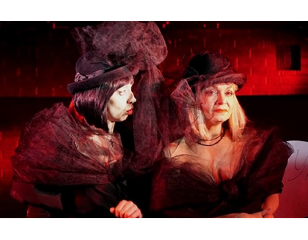 Дама, Чьё Место по Центру