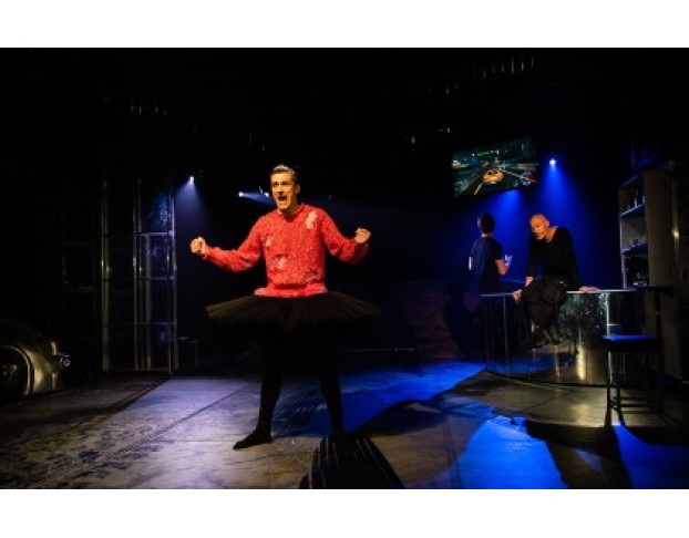 Три Товарища?