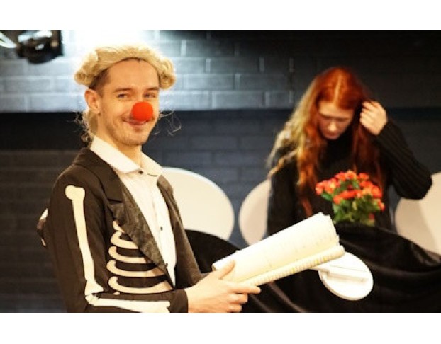 Дама, Чьё Место по Центру