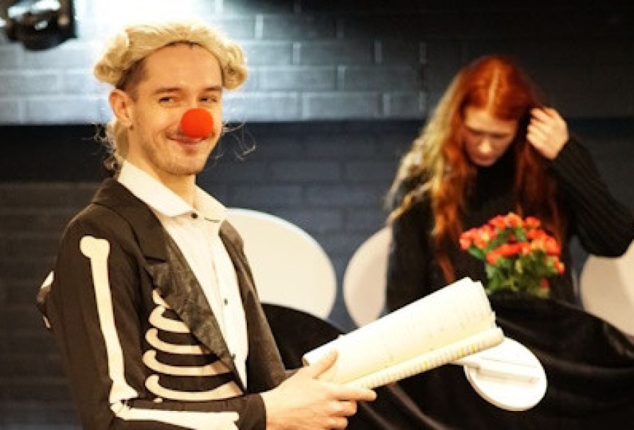 Дама, Чьё Место по Центру