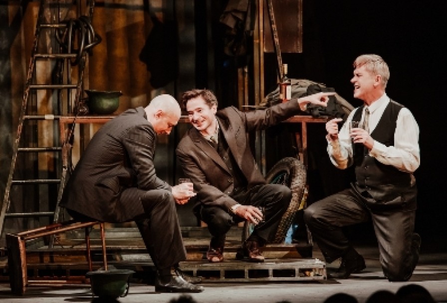 Три Товарища