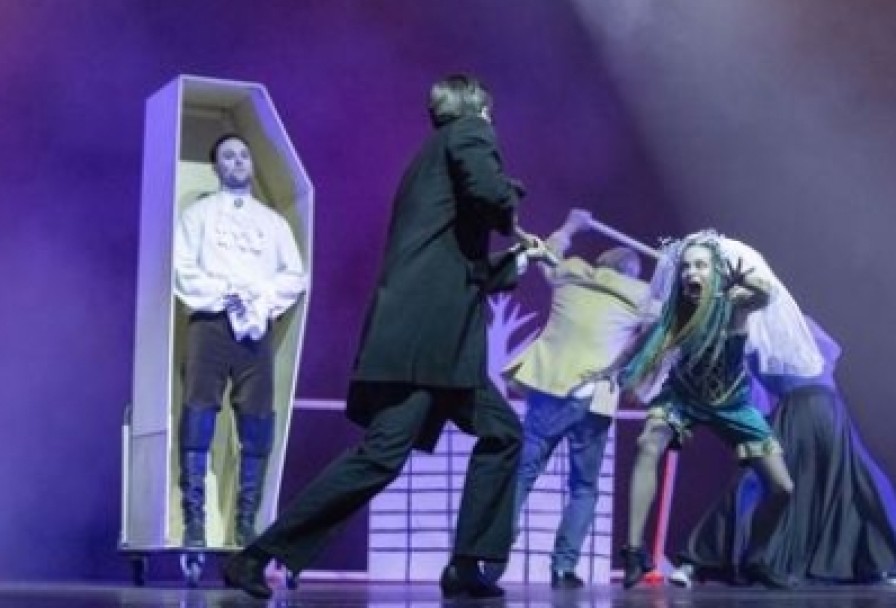 Почти Бродвейская История