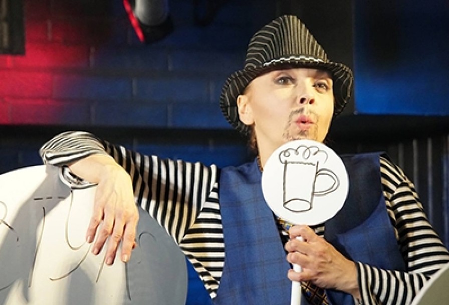 Дама, Чьё Место по Центру