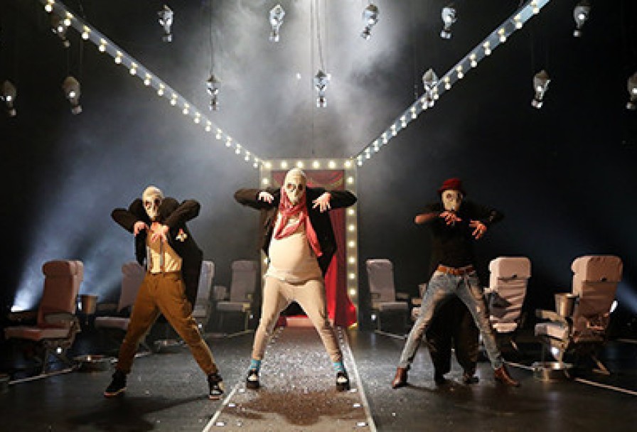 Трое на Качелях