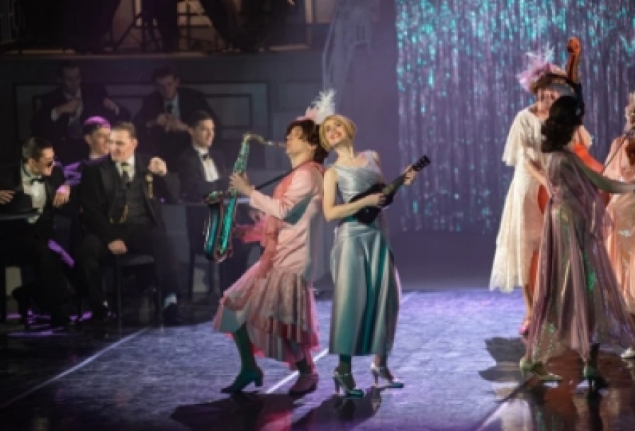 в Джазе Только Девушки