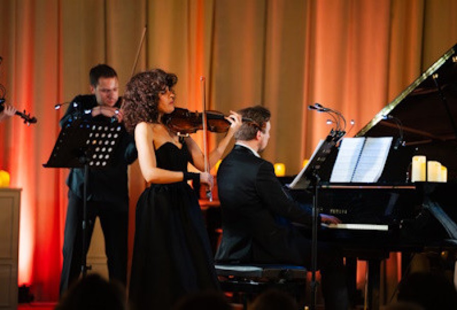 Emotions Неоклассика при Свечах